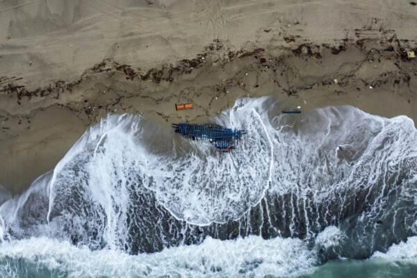 Cutro il giorno dopo i resti del naufragio sulla spiaggia