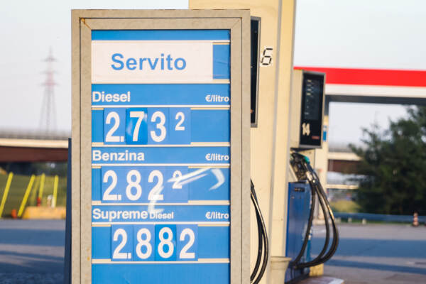 Caro carburanti - Benzina a 2,822 euro al litro al distributore sulla A8 Varese-Milano