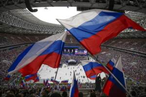 Olimpiadi 2024, Macron: “A Parigi la bandiera russa non potrà esserci”