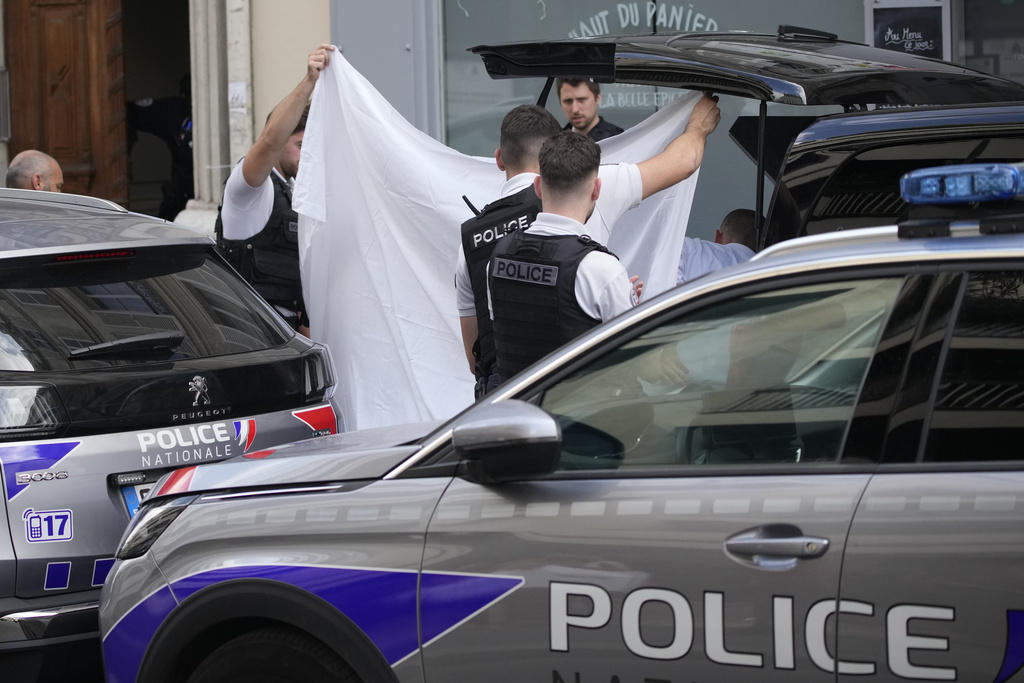 Francia, 16enne muore in scontro con auto polizia dopo inseguimento Francia, 16enne muore in scontro con auto polizia dopo inseguimento