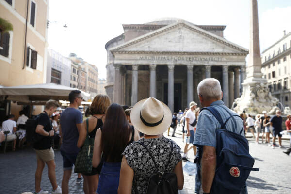 Turisti a Roma, le immagini della lunga coda per entrare al Pantheon