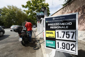 Roma - Esposti nei benzinai i prezzi medi regionali dei carburanti