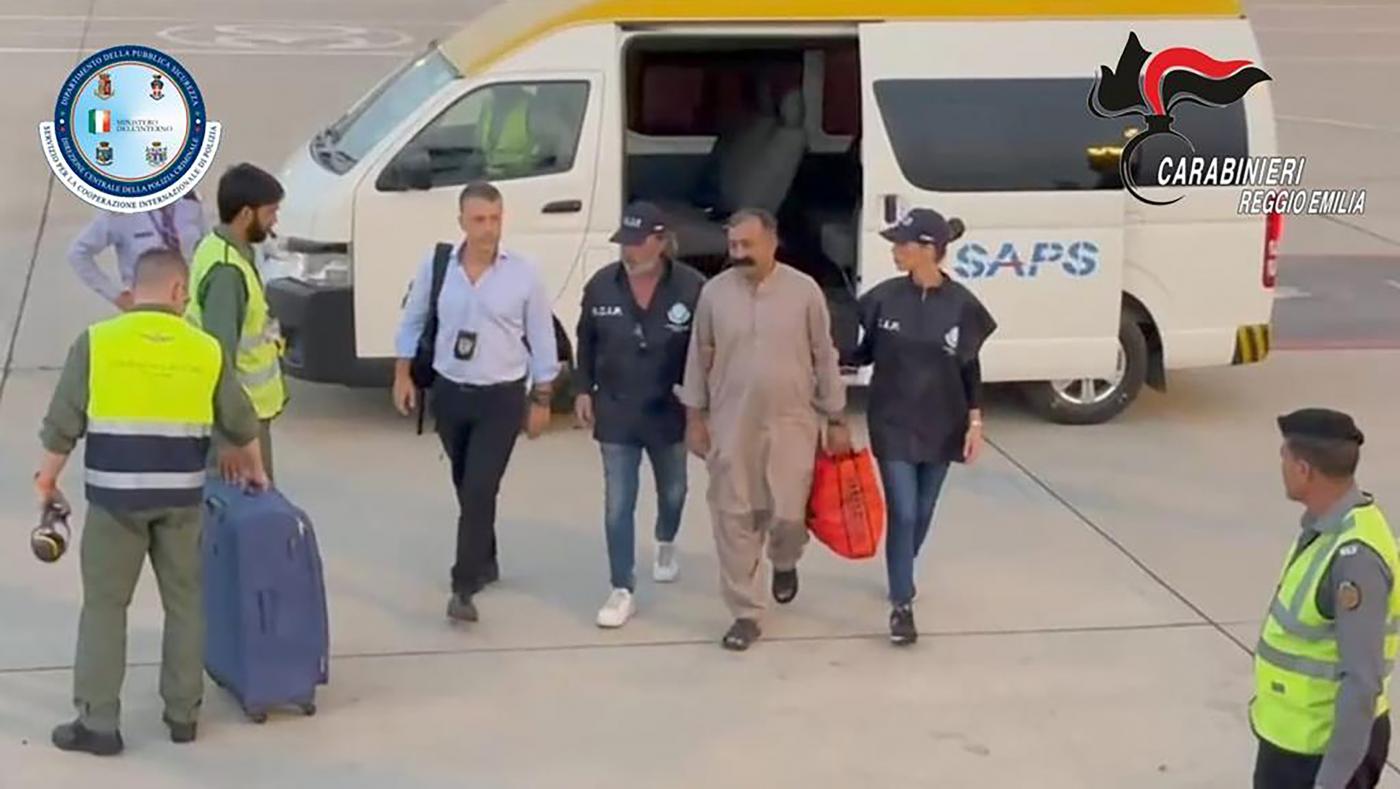Saman Abbas, il padre si commuove in aula
