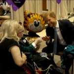 Harry torna a Londra, il principe incontra i bambini malati