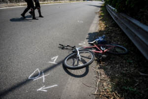 Auto pirata investe ciclista in via Virgilio Ferrari