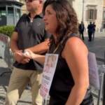 Violenza donne, vittima si incatena a Montecitorio: “Aiutateci da vive e non da morte”