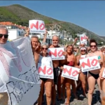 Savona, no a rigassificatore: catena umana su spiaggia Spotorno