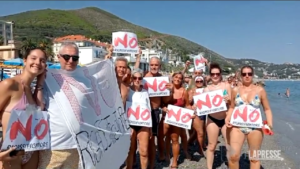 Savona, no a rigassificatore: catena umana su spiaggia Spotorno