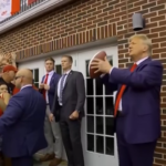 Usa, Trump diventa un Quarterback e lancia palloni da football