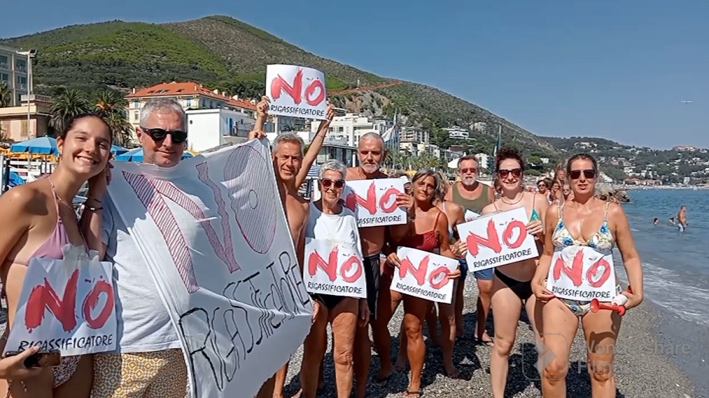 No a rigassificatore, catena umana su spiagge savonese
