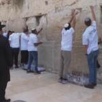 Gerusalemme, rimossi i biglietti infilati nel Muro del Pianto
