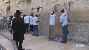 Gerusalemme, rimossi i biglietti infilati nel Muro del Pianto