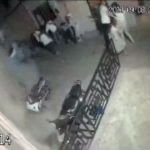 Marocco, momento scossa da telecamera sicurezza: fuggi fuggi e crollo palazzo