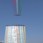 Milano, Frecce Tricolori sorvolano palazzi Regione Lombardia
