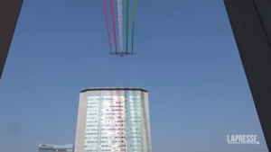 Milano, Frecce Tricolori sorvolano palazzi Regione Lombardia