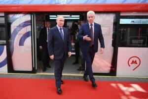 Vladimir Putin visita la stazione della metropolitana di Manezh a Mosca