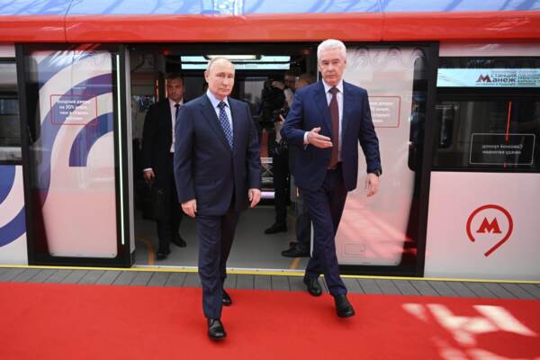 Vladimir Putin visita la stazione della metropolitana di Manezh a Mosca