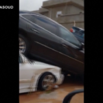 Alluvioni in Libia, auto accatastate una sull’altra a Susa