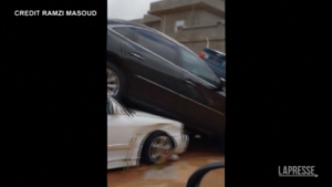 Alluvioni in Libia, auto accatastate una sull’altra a Susa