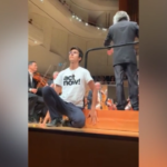 Attivisti clima fermano concerto in Svizzera, il direttore d’orchestra: “Fateli parlare o lascio il palco”