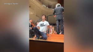 Attivisti clima fermano concerto in Svizzera, il direttore d’orchestra: “Fateli parlare o lascio il palco”
