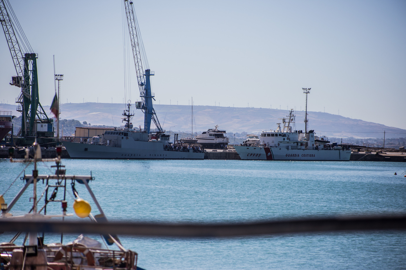 Migranti, continuano sbarchi a Lampedusa: barchini in fila al molo
