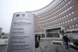 Silvia Panzeri arriva in tribunale a Brescia per essere interrogata su scandalo Qatargate