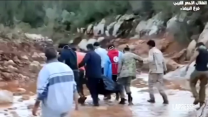 Alluvioni in Libia, i soccorritori salvano le persone rimaste intrappolate