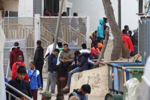 Nell'hotspot di Lampedusa i migranti sono in attesa dell'arrivo della nave da Porto Empedocle