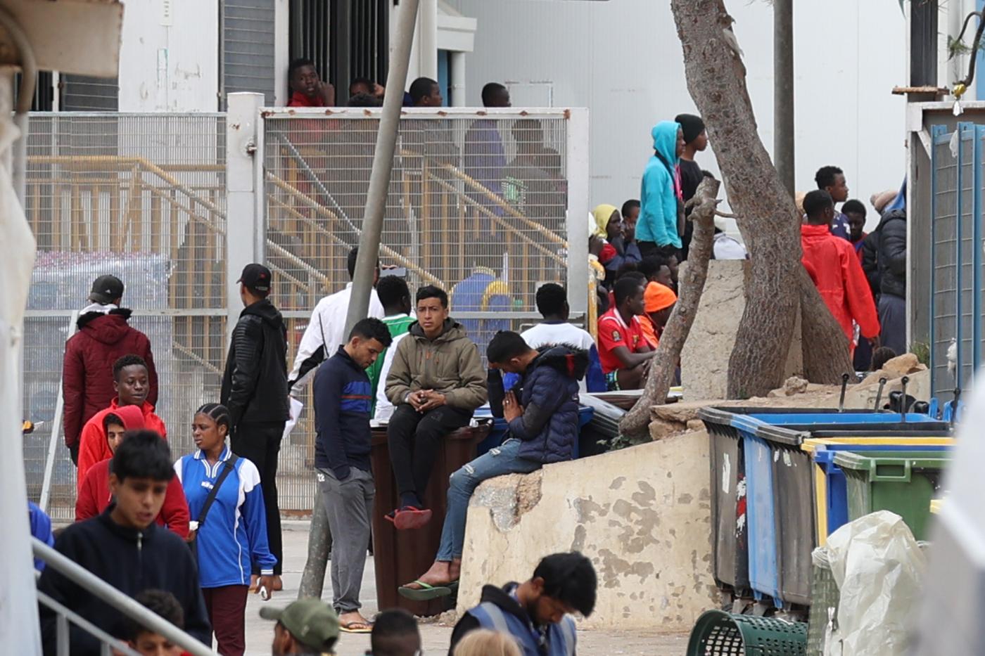 Migranti, più di 6mila persone all’hotspot di Lampedusa Migranti, più di 6mila persone all’hotspot di Lampedusa