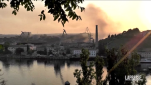 Ucraina, in fiamme cantiere navale in Crimea dopo raid di Kiev
