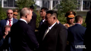 Russia, la stretta di mano tra Putin e Kim Jong-Un
