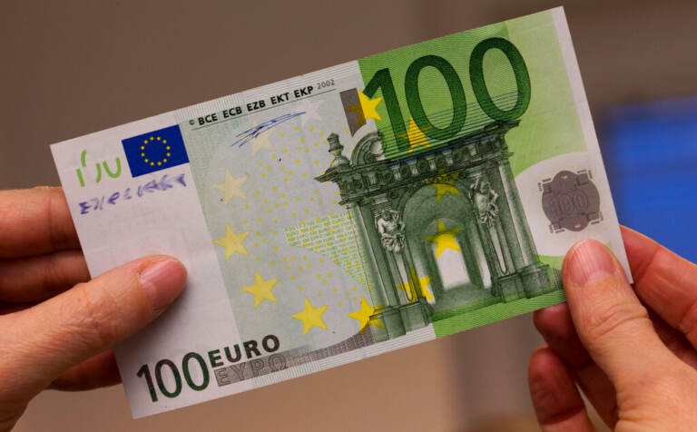 Евро старые купюры. 100 Евро купюра. Как выглядит 100 евро купюра. Старая купюра 100 евро. 100 Евро купюра старого образца.