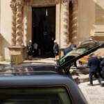 Funerali Marisa Leo, l’arrivo della bara in chiesa: applausi all’uscita