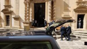 Funerali Marisa Leo, l’arrivo della bara in chiesa: applausi all’uscita