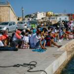 Migranti, Lampedusa al collasso: escalation di tensione sull’isola