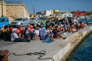 Migranti, Lampedusa al collasso: escalation di tensione sull’isola