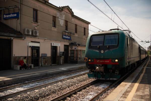 Brandizzo - Mazzi di fiori e messaggi di cordoglio davanti alla stazione