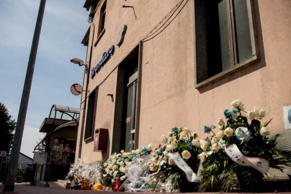 Brandizzo - Mazzi di fiori e messaggi di cordoglio davanti alla stazione