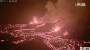 Hawaii, erutta ancora il vulcano Kilauea: la lava di notte