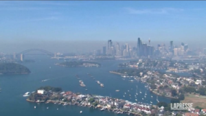 Australia, avviano incendi controllati ma il cielo di Sydney si riempie di fumo