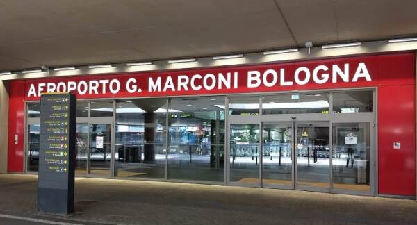 Bologna, operaio muore investito da mezzo pesante in aeroporto