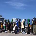 Migranti, continuano i trasferimenti da Lampedusa
