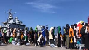 Migranti, continuano i trasferimenti da Lampedusa