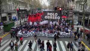 Elezioni Argentina, in migliaia protestano contro il candidato di destra Javier Milei