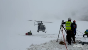 Monte Bianco, difficile soccorso di un alpinista in un crepaccio