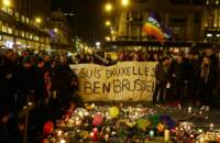 Attentati Bruxelles, preghiere e messaggi sull'asfalto in Place de la Bourse