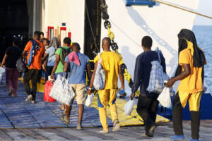 Migranti, Lampedusa, imbarchi al porto di Calapisana