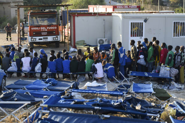 Migranti, 3800 persone nell’hotspot di Lampedusa, oggi 2500 trasferimenti