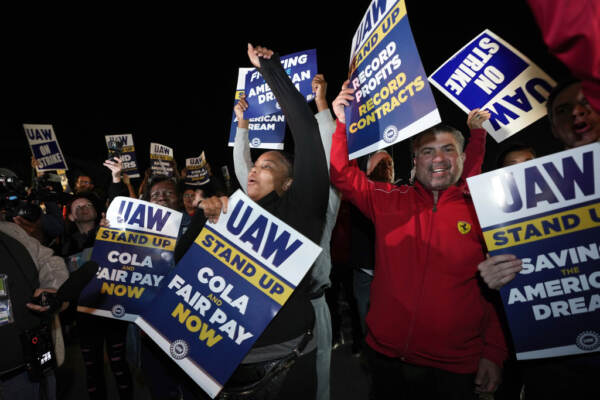 Usa, sindacato annuncia sciopero in tre stabilimenti Gm, Ford e Stellantis
